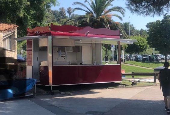 Boutique ambulante rouge dans parc